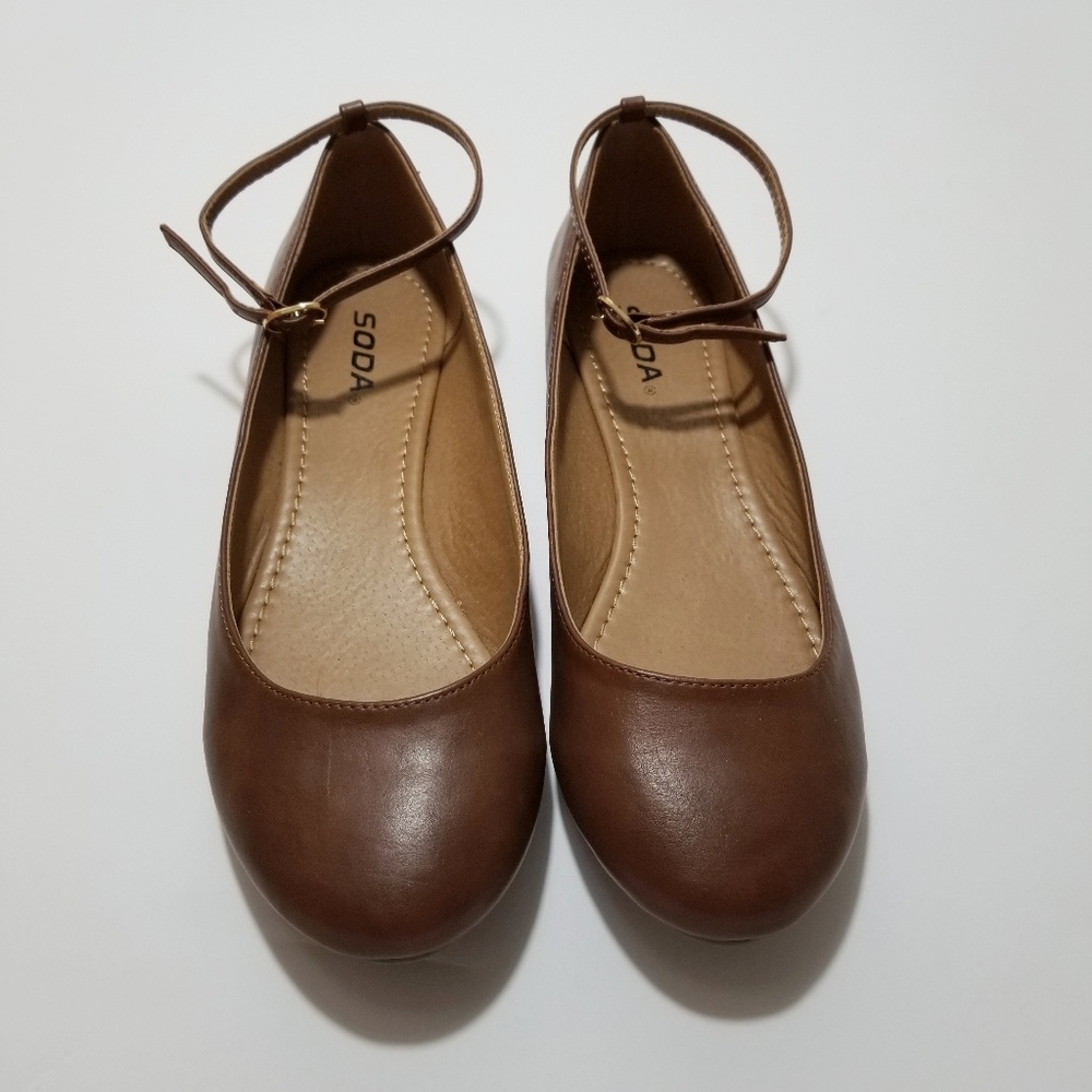 NWOT ModCloth Soda Brown Ankle Strap Flats Size 10